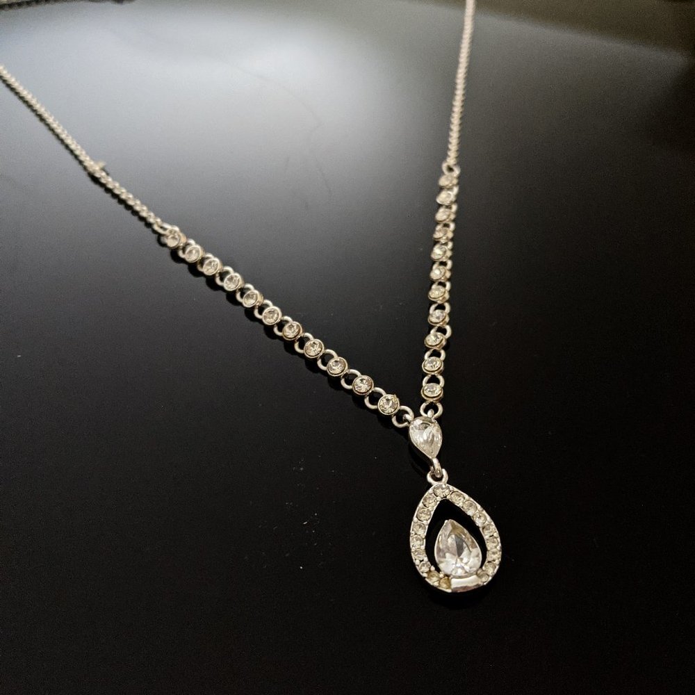NWOT Beautiful teardrop necklace